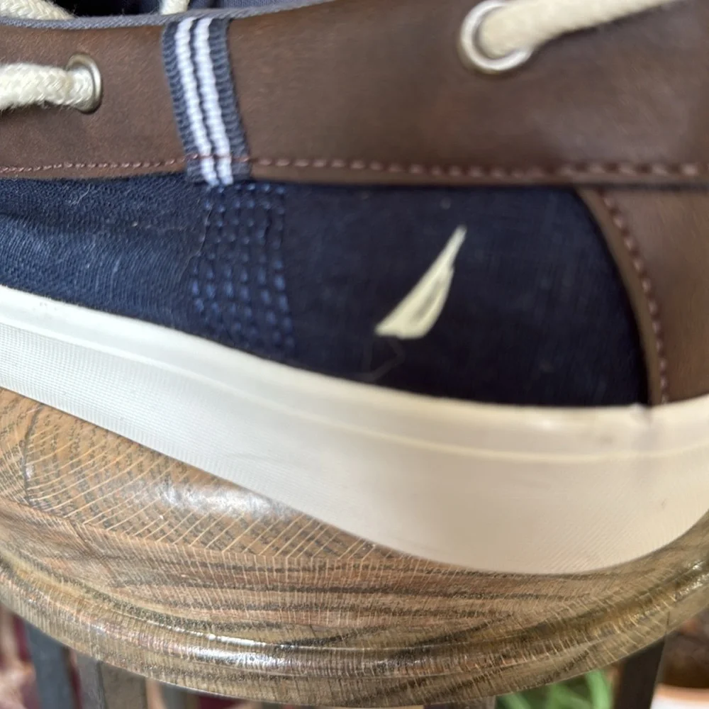 NAUTICA men’s 10 1/2 navy boat shoe excellent condition the “MALAD”